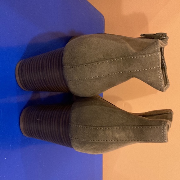 Boots - Picture 3 of 8